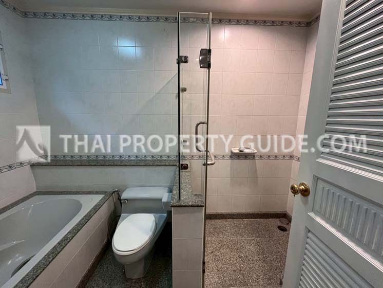 House with Shared Pool in Bangnatrad 